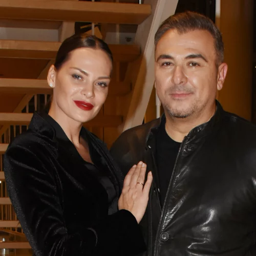 Αντώνης Ρέμος | Τα καυστικά σχόλια για τις αναγκαστικές διακοπές του στη Σαντορίνη - "Να κάνουμε έρανο παιδιά"