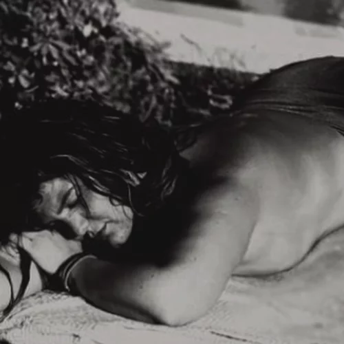 Δανάη Μπάρκα | Ποζάρει topless και στέλνει το πιο empowering μήνυμα