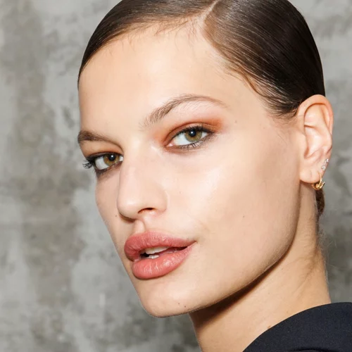 Beauty alert | Βρήκαμε το τέλειο smoky για το καλοκαίρι – plus το ιδανικό lip combo!