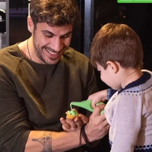 Άκης Πετρετζίκης | Φτιάχνει gingerbread cookies με τον Αχιλλέα στην κουζίνα του σπιτιού τους