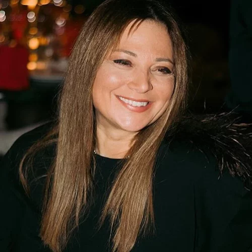 Η Νάνσυ Ζαμπέτογλου με το λευκό παντελόνι από τη Zara που θα φορέσεις με άπειρους τρόπους