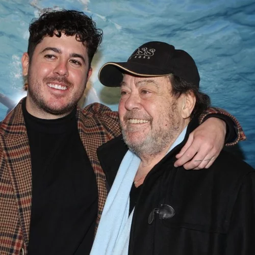 Ο Μιχαήλ Βαρθακούρης φωτογραφίζει τον Γιάννη Πάριο στο πιάνο του | Η σπάνια φωτογραφία από το σπίτι του