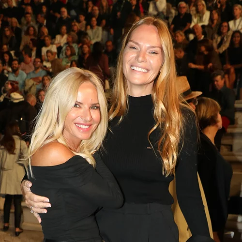 Μαρία Μπεκατώρου | Ποζάρει χαμογελαστή στο Ηρώδειο πλάι στην καλή της φίλη, Υβόννη Μπόσνιακ