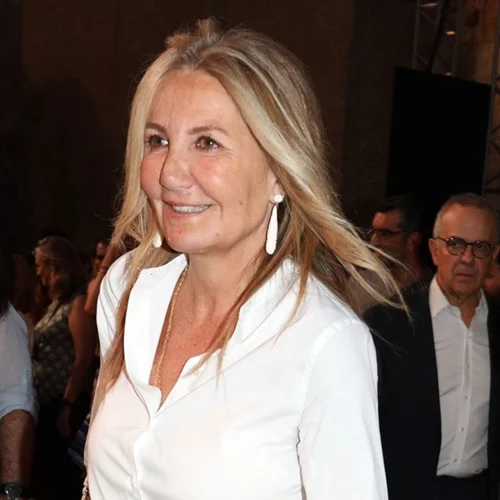 Η Μαρέβα Μητσοτάκη με μαύρο κοστούμι και slingback γόβες στην 88η ΔΕΘ