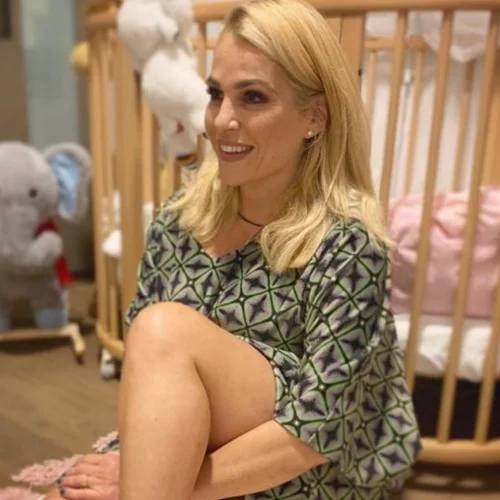 Τζένη Μπότση | Διακοπές στην Ικαρία με την κόρη της - Η φωτογραφία με την κατάξανθη Αλίκη