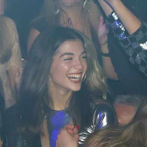 Από το Λονδίνο στον Βοτανικό | Η εμφάνιση της Μελίνας Νικολαΐδη στην πρεμιέρα της Δέσποινας Βανδή