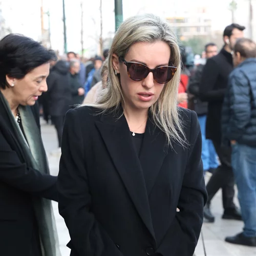 Πόπη και Ράνια Δομάζου | Συγκινημένες στο "τελευταίο αντίο" στον Μίμη Δομάζο