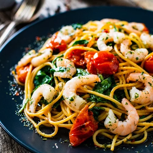 Φτιάξε και εσύ τη νηστίσιμη γαριδομακαρονάδα του Άκη Πετρετζίκη σε ένα σκεύος