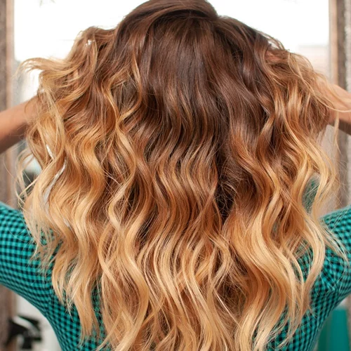 Ξέρουμε πώς να βρεις την ιδανική απόχρωση για τα μαλλιά σου και πώς να τα βάψεις τέλεια μόνη σου στο σπίτι