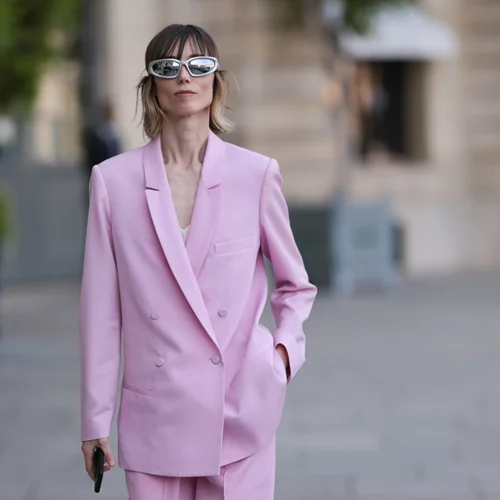 Αυτό το λινό powder pink κοστούμι από τη Stradivarius είναι η απόλυτη επιλογή για ένα professional look με girly vibe