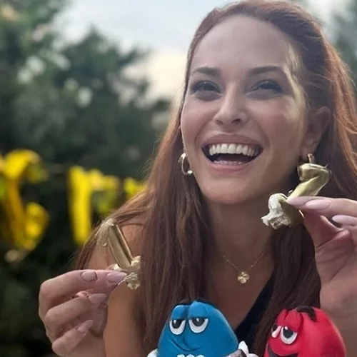 Γενέθλια για τη Σίσσυ Χρηστίδου μαζί με τους συνεργάτες της | Η ηλικία της