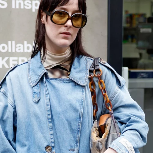 Η καμπαρντίνα που θα φοράς αυτήν την άνοιξη έχει denim υφή και ταιριάζει με όλα σου τα ρούχα