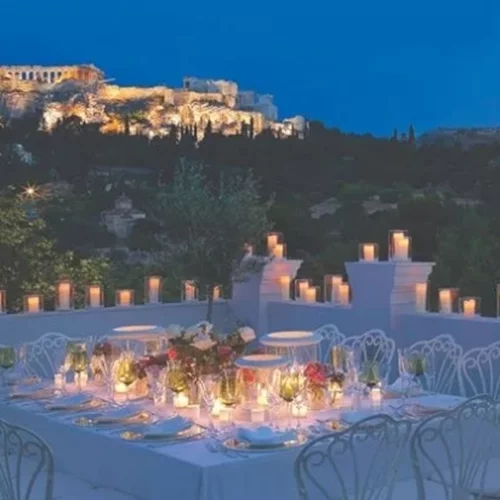 Εστιατόρια και μπαρ σε ταράτσες και αυλές για την Πανσέληνο του Αυγούστου