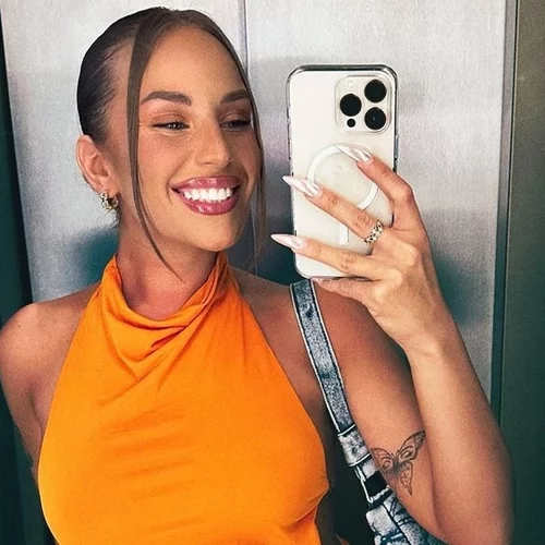 Η Ανδρομάχη ποζάρει με το μπικίνι της και την αρκετά φουσκωμένη κοιλίτσα της