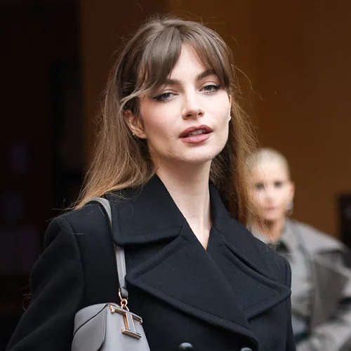 Το πιο κομψό χρώμα νυχιών του φετινού φθινοπώρου κολακεύει άψογα τα κοντά νύχια