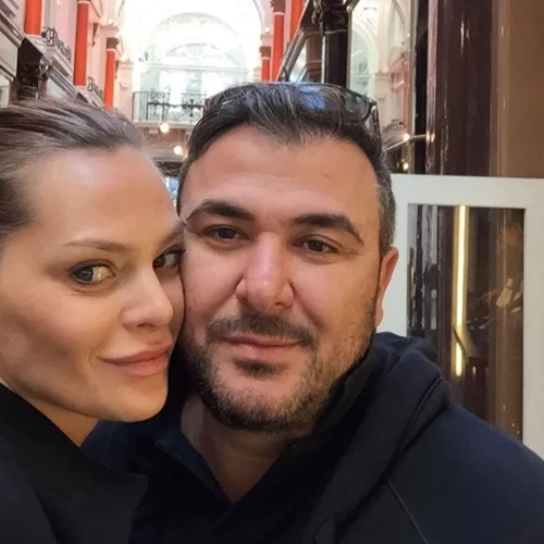 Αντώνης Ρέμος - Υβόννη Μπόσνιακ | Η κόρη τους Ελένη ποζάρει στη Disneyland μαζί με την κολλητή της