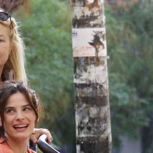 Χριστίνα Μπόμπα | Με ψηλές μπότες και φούτερ φόρεμα - Με τη μητέρα της και την πεθερά της