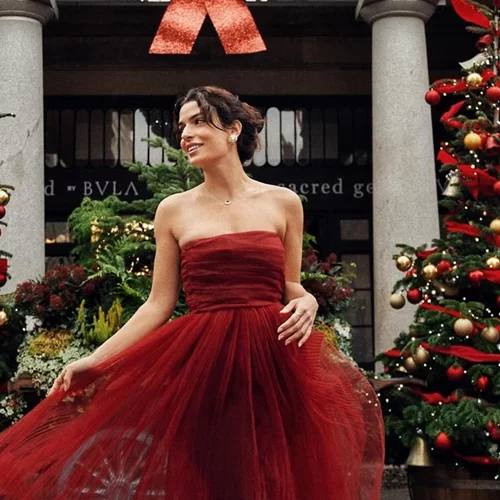 Η Τόνια Σωτηροπούλου με το πιο girly κόκκινο φόρεμα για τα Χριστούγεννα