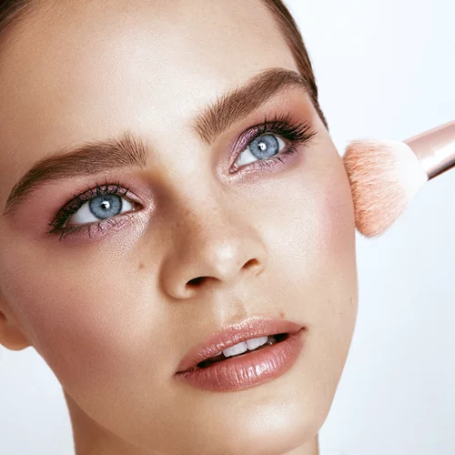 Πώς να φορέσεις το ρουζ για να "αλλάξεις" το πρόσωπό σου