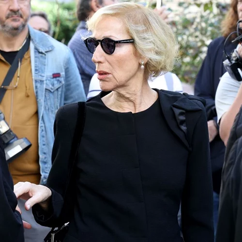 Διονύσης Σαββόπουλος | Η γυναίκα της ζωής του, Άσπα, στο "τελευταίο αντίο" στην Μητρόπολη Αθηνών