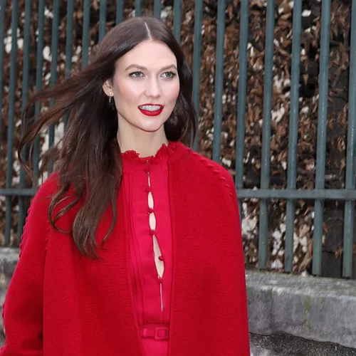 Αυτό είναι το πιο θηλυκό κόκκινο φόρεμα από την H&M σύμφωνα με τις fashionistas του TikTok