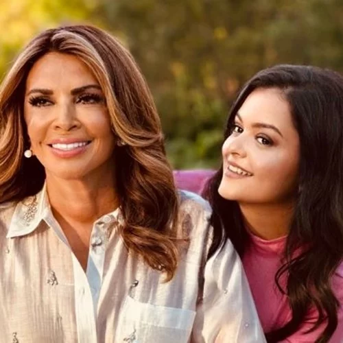 Μαριτίνα Ντενίση | Mε σοφιστικέ outfit στο σπίτι της μητέρας της