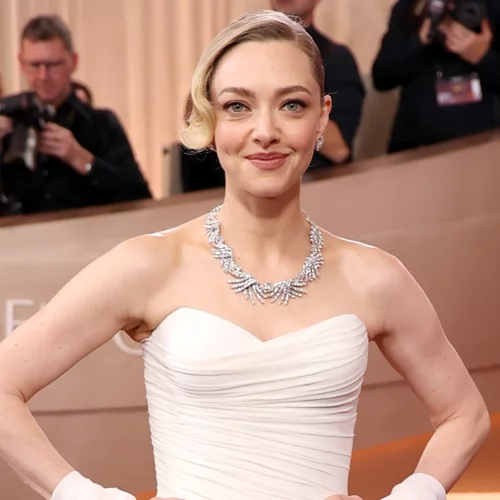 Amanda Seyfried | Χρειάστηκαν 400 ώρες δημιουργίας για το Versace φόρεμά της στις Χρυσές Σφαίρες
