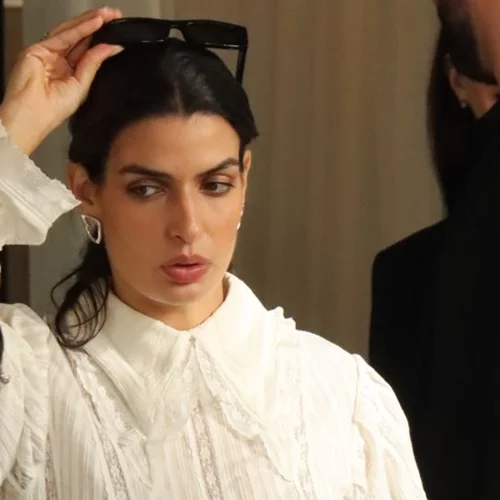 Τόνια Σωτηροπούλου | Για απεριτίφ με φίλους στη Βουκουρεστίου - Το ρομαντικό look της