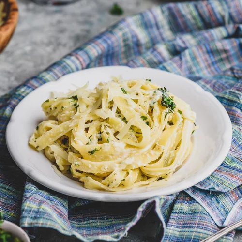 Τι να μαγειρέψω σήμερα; Η light μακαρονάδα με κρεμώδη σάλτσα ανθότυρου, χωρίς κρέμα γάλακτος που πρέπει να δοκιμάσεις