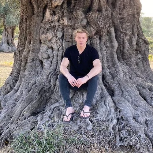 Ο Τάκης Ζαχαράτος πιάνει την πένα και μας καθηλώνει με το πρώτο του βιβλίο