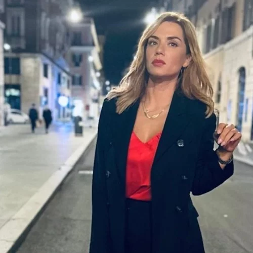 Η Βάσω Λασκαράκη με ένα stylish business ready σύνολο που θα φορέσεις και το βράδυ