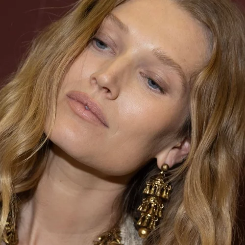 Το κορυφαίο κούρεμα της φετινής άνοιξης κολακεύει απόλυτα τις γυναίκες με λεπτά μαλλιά