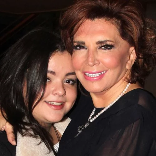 Μιμή & Μαριτίνα Ντενίση | Ψήφισαν μαζί - Με ψηλόμεσο τζιν και crop top η κόρη της πρωταγωνίστριας