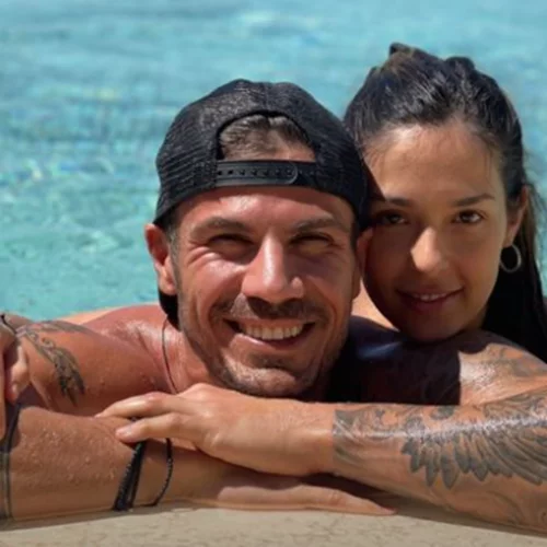 Άκης Πετρετζίκης - Κωνσταντίνα Παπαμιχαήλ | Παντρεύονται λίγο αφότου έγιναν γονείς