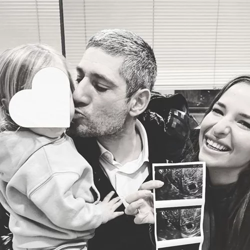 Νικόλας Βασιλειάδης Κούρκουλος | Ζωγραφίζει μέσα στο παραμυθένιο του δωμάτιο