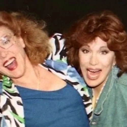 Μια αγκαλιά γεμάτη αναμνήσεις | Η Μαίρη Χρονοπούλου και η Μάρω Κοντού σε ένα σπάνιο καλοκαιρινό στιγμιότυπο