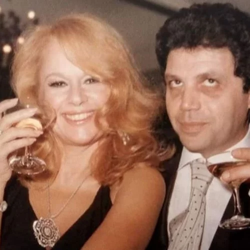 Η Αλίκη Βουγιουκλάκη στον δεύτερο γάμο της με τον Γιώργο Ηλιάδη - Με λευκό ταγέρ η Ελληνίδα σταρ