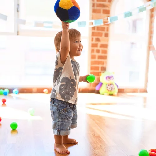 Γιατί τα μικρά παιδιά λατρεύουν να ρίχνουν πράγματα...κάτω;