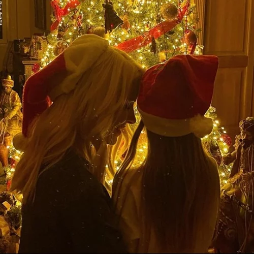 Ελένη Μενεγάκη | Ποζάρει με την κατάξανθη μικρή Μαρίνα μπροστά από το χριστουγεννιάτικο δέντρο