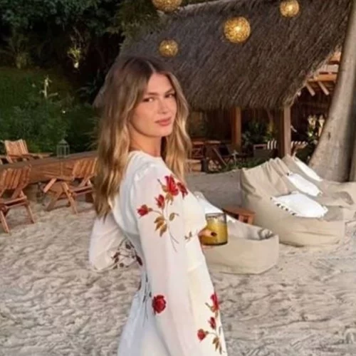 Η Αμαλία Κωστοπούλου σε εξωτική βραδιά με τον σύντροφό της - Στην αμμουδιά με κιθάρες