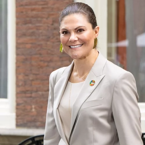 Η πριγκίπισσα Βικτώρια φόρεσε τα πιο διάσημα λευκά sneakers σε ένα φθινοπωρινό look