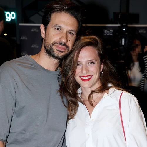 Ορφέας Αυγουστίδης - Γεωργία Κρασσά | Χαμογελαστοί σε θεατρική βραδιά