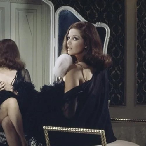 55 χρόνια πριν | Η Claudia Cardinale με το πιο διαχρονικό φόρεμα πλάι στον Alain Delon