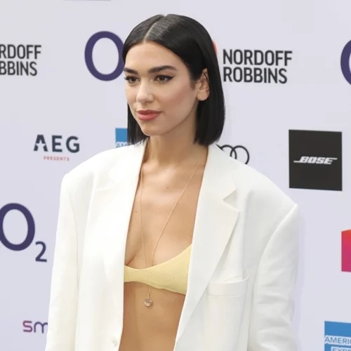 Η Dua Lipa έχει αναδειχθεί στο απόλυτο fashion icon | Δες τις καλοκαιρινές εμφανίσεις της που θα φορούσαμε και εμείς