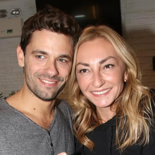 "Στα 7 χρόνια ή χωρίζεις ή παντρεύεσαι" | Οι αδημοσίευτες φωτογραφίες από τον boho γάμο της Ρούλας Ρέβη και του Aποστόλη Τότσικα