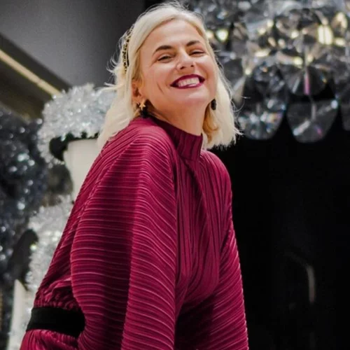 Η Χριστίνα Κοντοβά προτείνει πώς να δημιουργήσεις ένα festive look με ένα lingerie dress