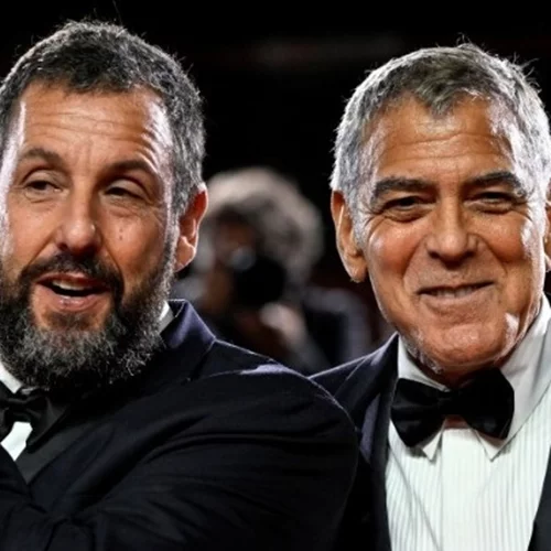 Eντυπωσιακή η πρεμιέρα του "Jay Kelly" με τον George Clooney να δίνει τελικά το παρών στο κόκκινο χαλί
