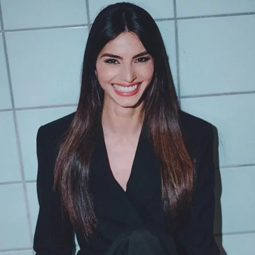 Η τάση της καμπαρντίνας που θα φορεθεί φέτος πολύ | Το look που επέλεξε η Ηλιάνα Παπαγεωργίου