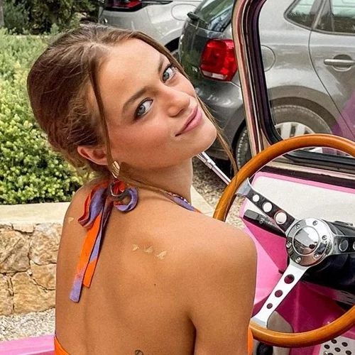 Η Γαία Μερκούρη με wispy bangs μοιάζει με αυθεντικό french girl