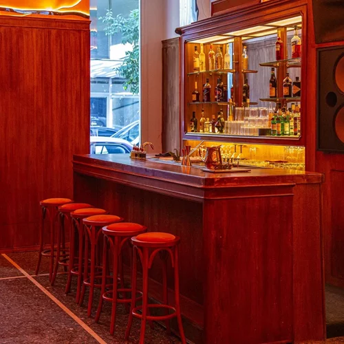 Το μπαρ για το οποίο θα μιλά σύντομα όλη η Αθήνα είναι απλά... Τέλειον